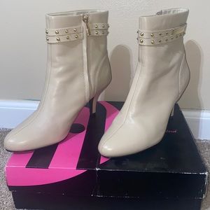 Leather Nude kitten boots